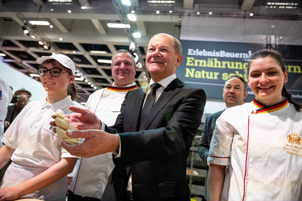 Bundeskanzler Olaf Scholz mit Hefezopf beim Besuch der Schaubäckerei auf der Grünen Woche.