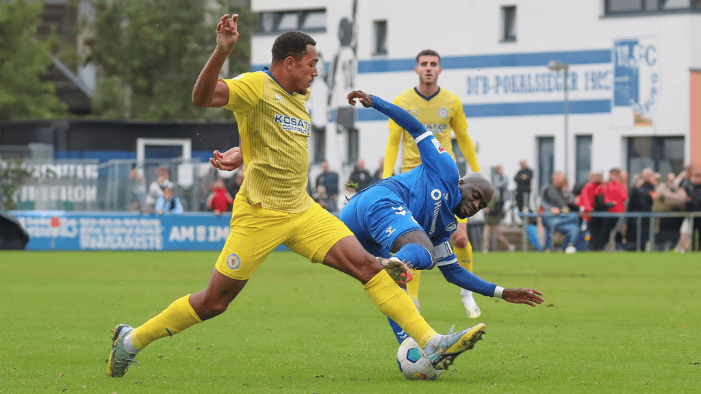 Anton Donkor von Eintracht Braunschweig und Amara Condé vom 1. FC Magdeburg im Zweikampf beim Testspiel. Am Sonntag treffen die ehemaligen WG-Mitbewohner wieder aufeinander.