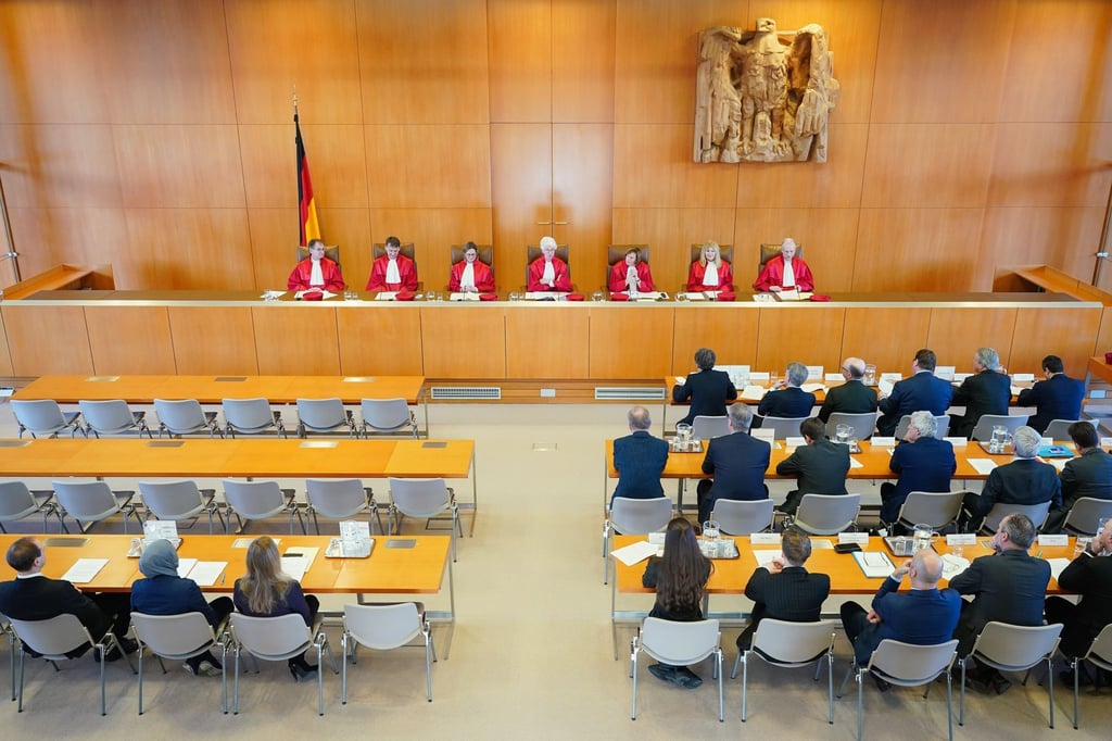 Der Zweite Senat des Bundesverfassungsgerichts hat im Verhandlungssaal Platz genommen.