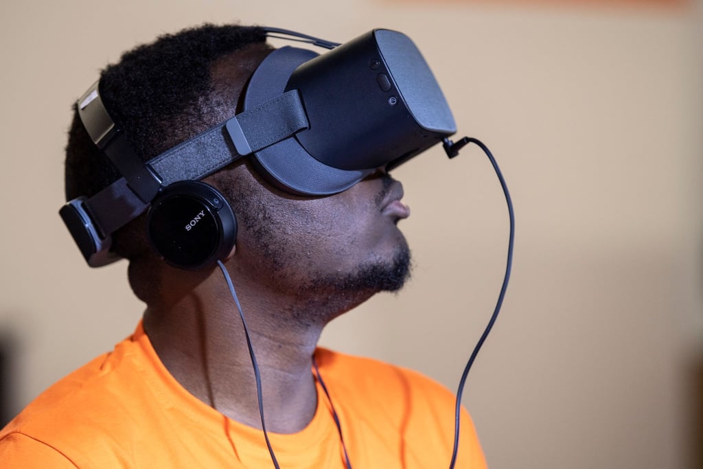 In einem Café, auf dem Rollfeld eines Flughafen oder in einem fernen Land? - Wer jemanden mit VR-Brille sieht, kann noch nicht einmal erahnen, in welchen VR-Gefilden sich dieser Mensch gerade bewegt.