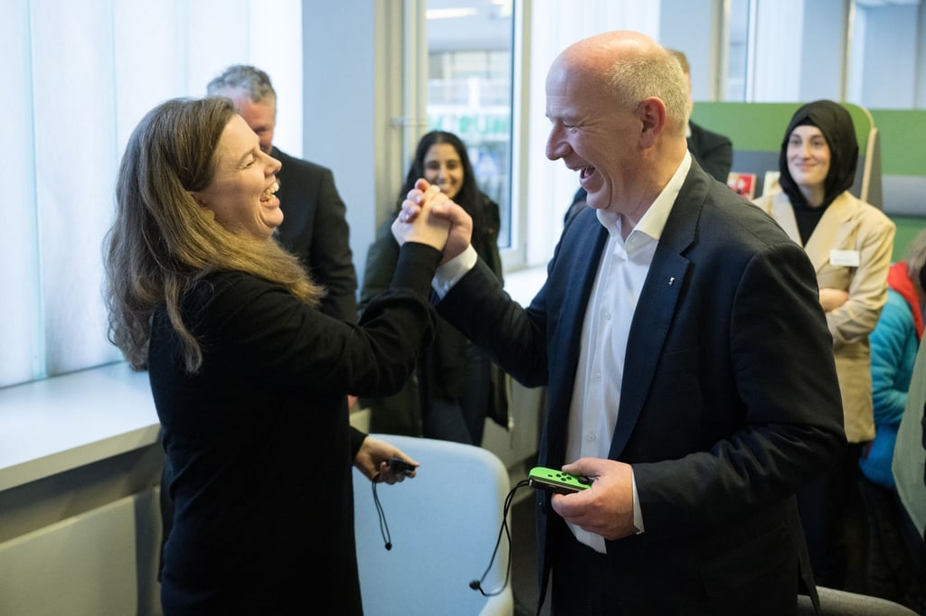 Bürgermeister Kai Wegner (CDU) und Bezirksbürgermeisterin Clara Herrmann (Grüne) nach einer Partie Mario Kart.