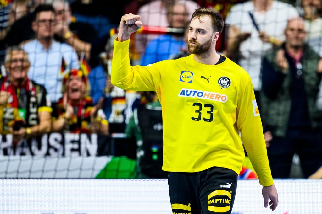 Torwart Andreas Wolff half als Kabinen-DJ aus.