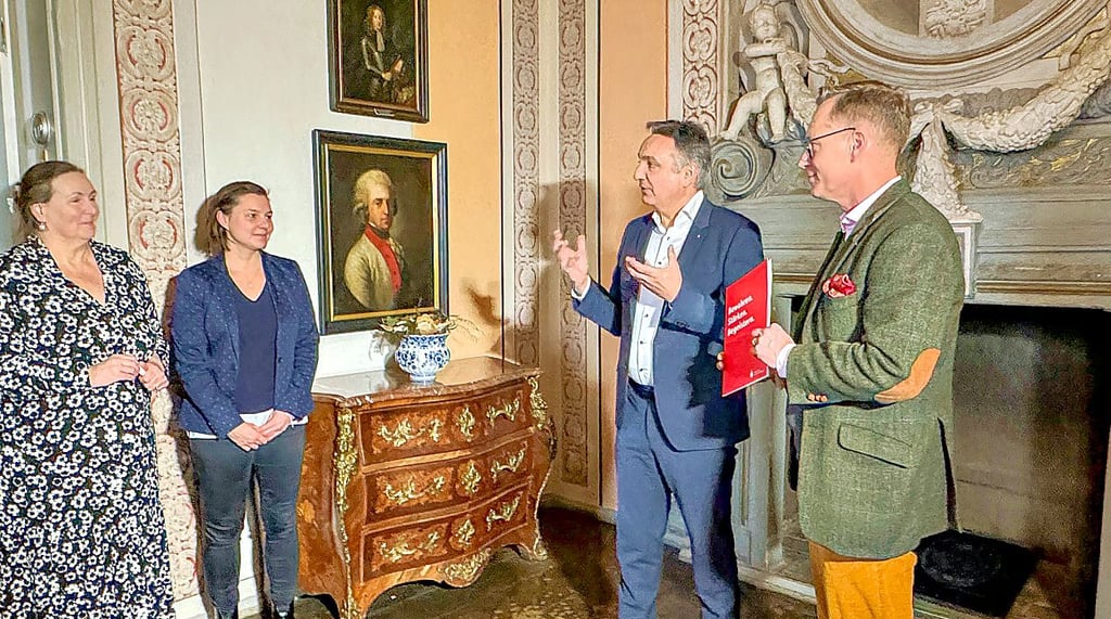 Den Förderbescheid der Ostdeutschen Sparkassenstiftung überreitche Mario Kerner an Oberbürgermeister Christian Thieme (r.). Museumsleiterin Kristin Otto (l.) und Maria Fischer, im Rathaus die zuständige Sachgebietsleiterin für Kultur und Tourismus, sind wie Thieme dankbar für die Unterstützung.