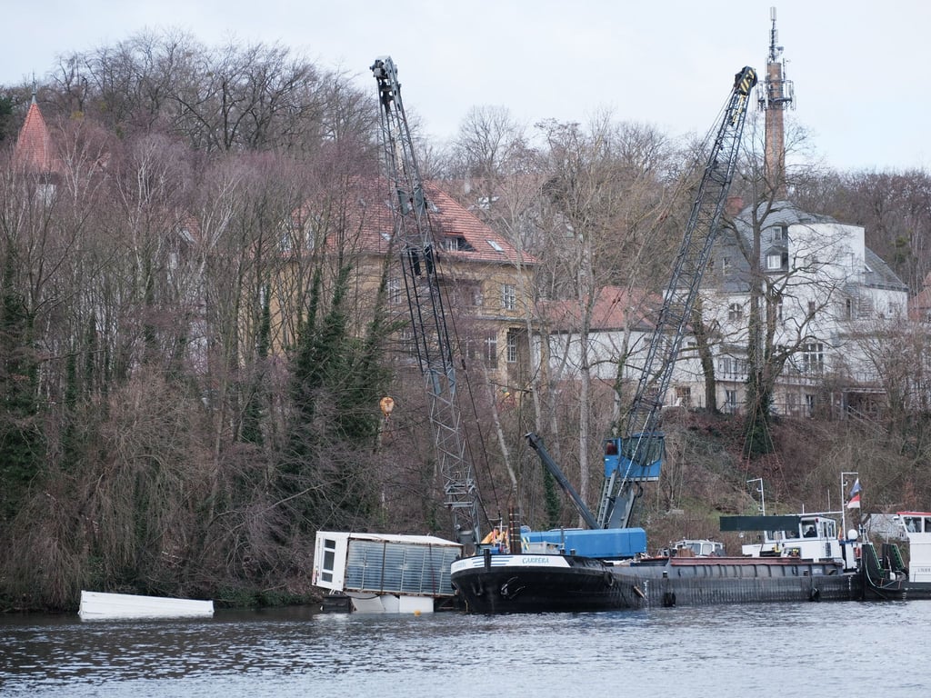 Einsatzkräfte bergen einzelne Container eines gesunkenen Schiffsgespanns auf dem Griebnitzsee.