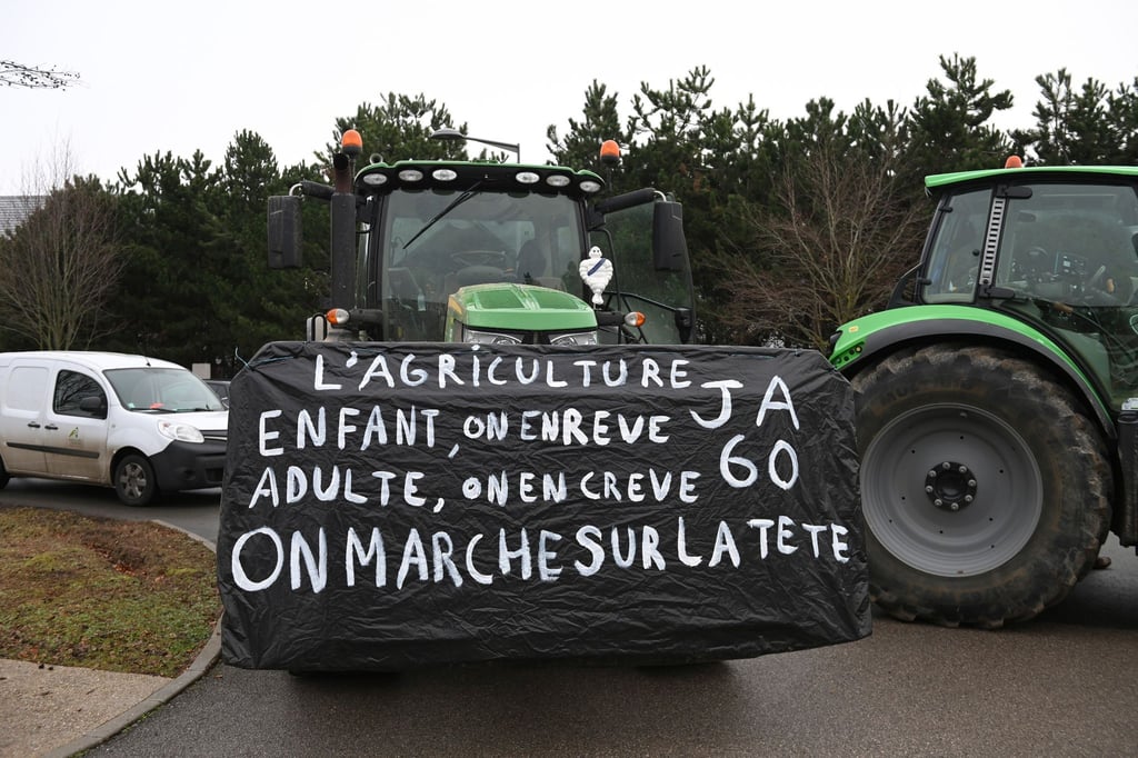 Landwirte vor einer Demonstration in der Nähe von Beauvais in Nordfrankreich. Auf dem Banner steht: Landwirtschaft, ein Kindheitstraum, der uns als Erwachsene umbringt. Die Welt ist aus den Fugen geraten.
