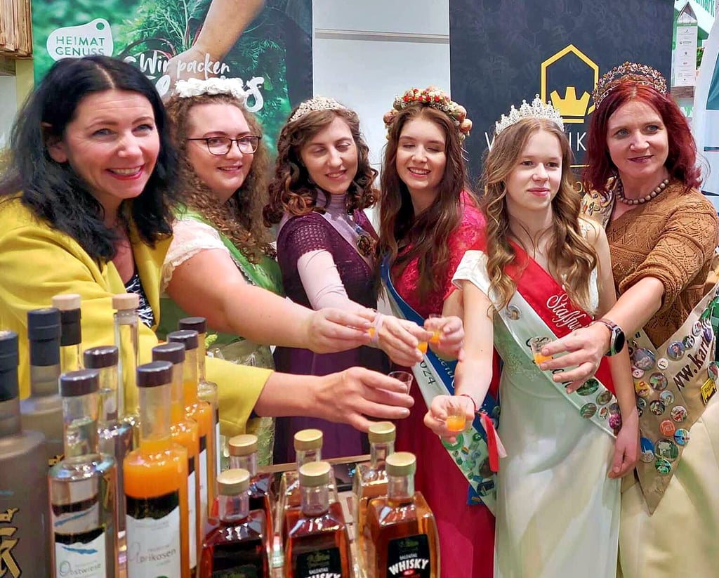 Prost: Die Majestäten verschiedener Regionen stoßen auf eine gelungene Grüne Woche in Berlin an.