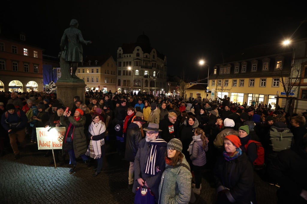 Teilnehmer einer Demonstration gegen Rechtsextremismus stehen auf dem Versammlungsplatz.