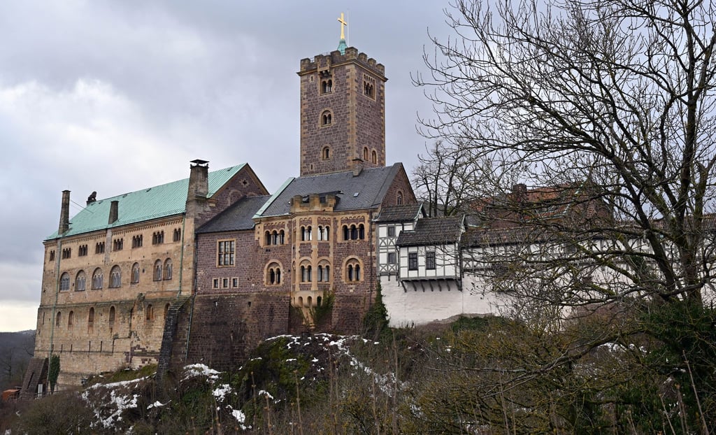 Wolken ziehen über die Wartburg.