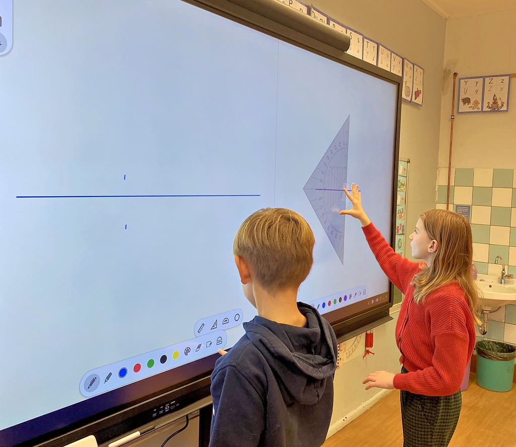 In Geometrie sind Ben (links) und Leonie an der Tafel schon fit.
