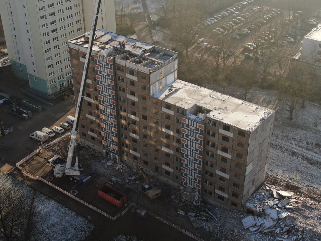 Abriss des Plattenbaus: Der Zehngeschosser am Schrotebogen in Magdeburg ist bereits fast verschwunden.