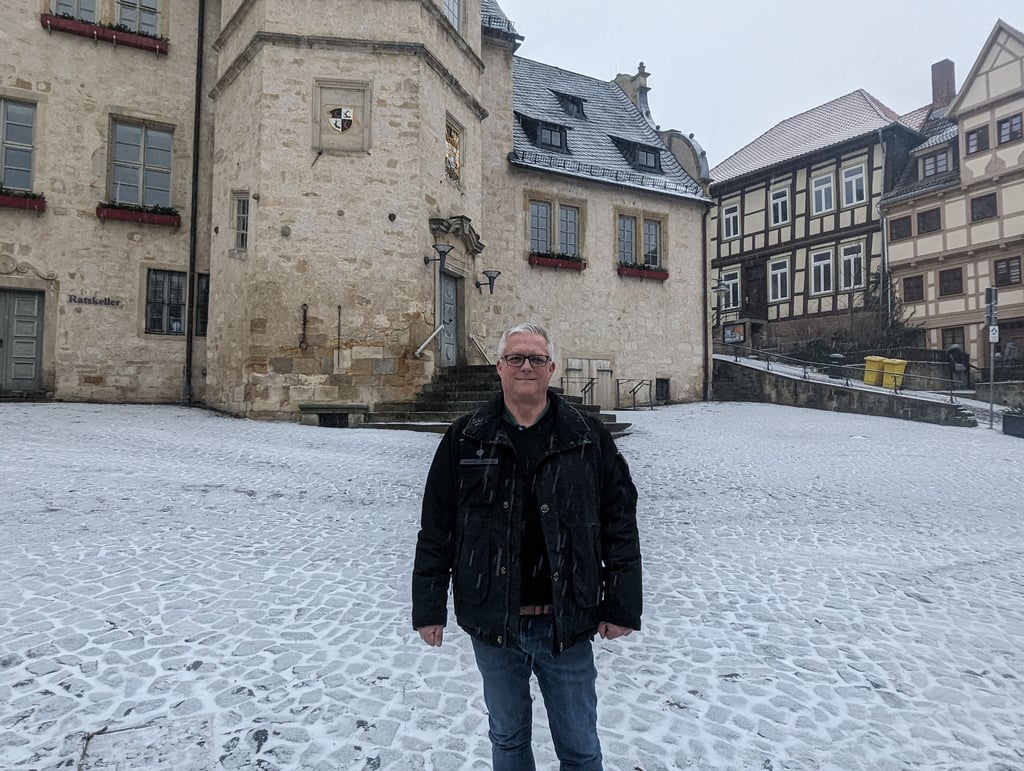 Ole Stöhr, Neuschöffe und bekennender Blankenburger vor dem Schloss seiner Heimatstadt.