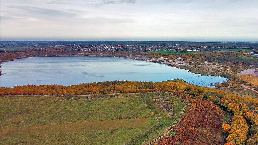 Blick auf die ehemalige Bergbaulandschaft mit dem sich füllenden Lappwaldsee in Richtung Helmstedt.