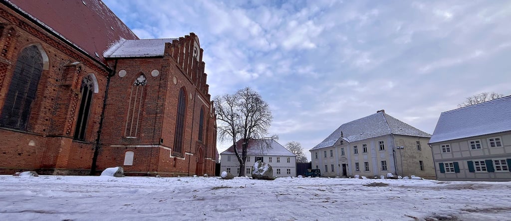 Blick über den Pfarrhof in Tangermünde auf St. Stephan (von links), Christophorushaus und das Pfarrhaus.