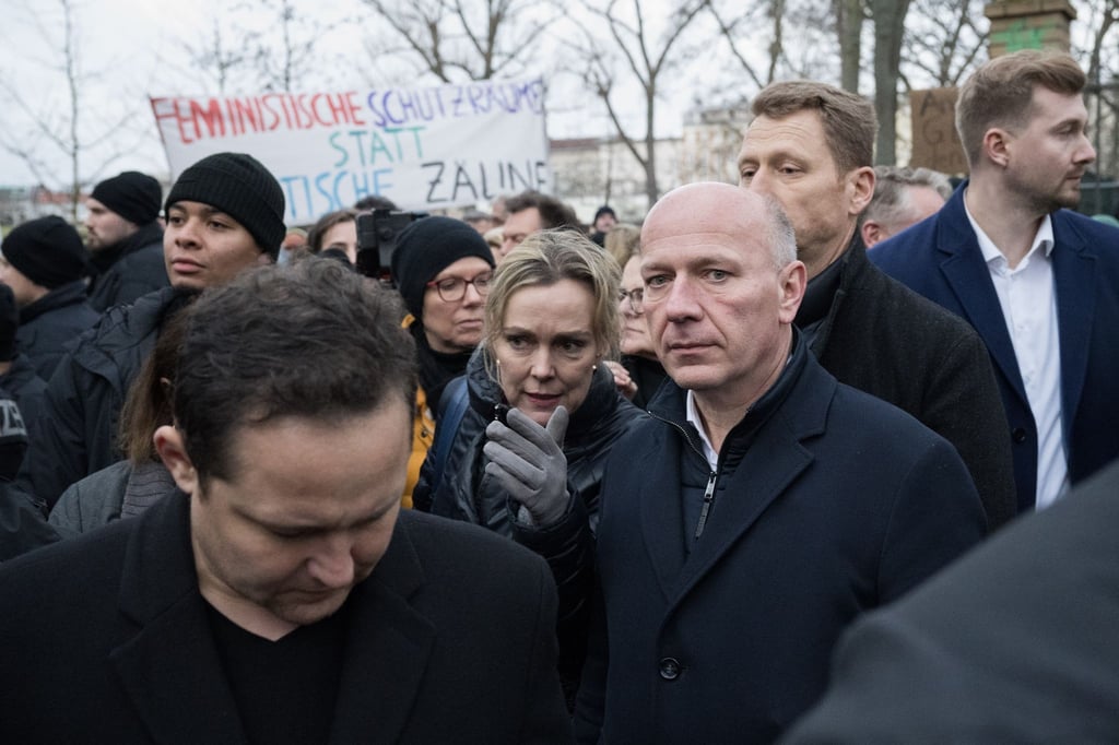 Berlins Regierender Bürgermeister Kai Wegner (CDU, vorne, r) und seine Senatskollegen haben den Görlitzer Park besucht.