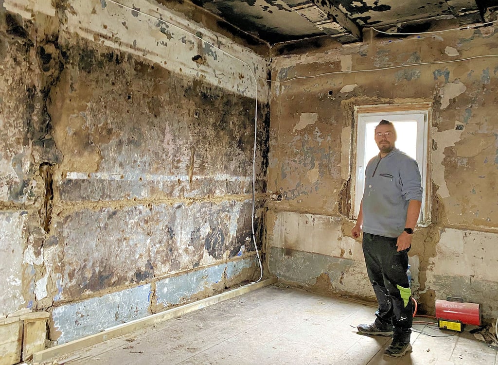 Feuerwehrmann Christian Tucholski in seinem Wohnzimmer in Schlanstedt im Harz, in dem der Brand ausbrach. Von der Einrichtung ist nichts übriggeblieben.