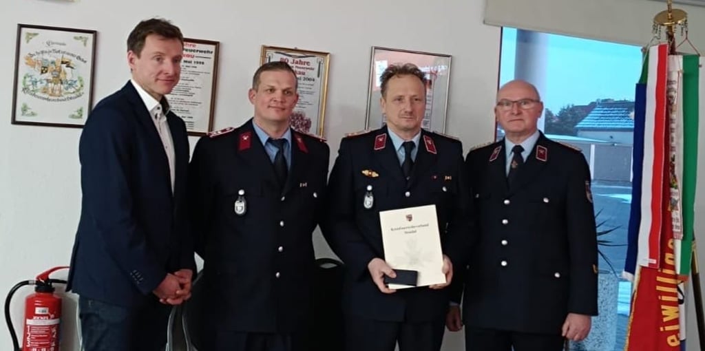 Bürgermeister Andreas Brohm (von links), Ortswehrleiter Karsten Schulze, der geehrte Thomas Lemme und Kreisbrandmeister Ringhard Friedrich.