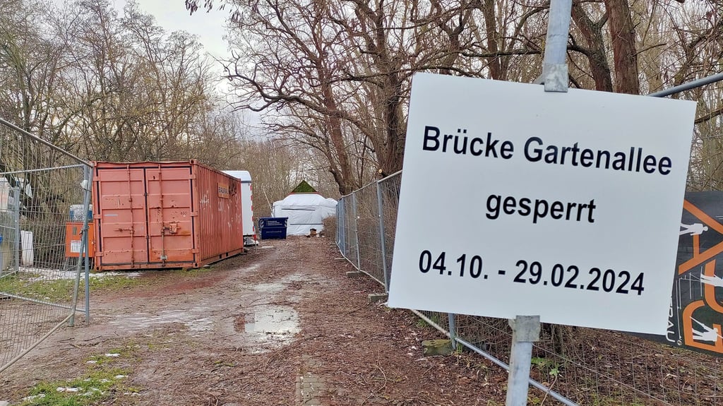 Die Bauarbeiten an der Liebesbrücke verzögern sich.