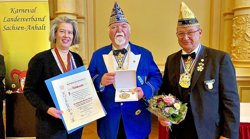 Eckhard-Bodo Elze, hier mit Ministerin Zieschang und Verbandspräsident Vater, bekam den Verdienstorden des Bundes Deutscher Karneval in Gold mit Brillanten.