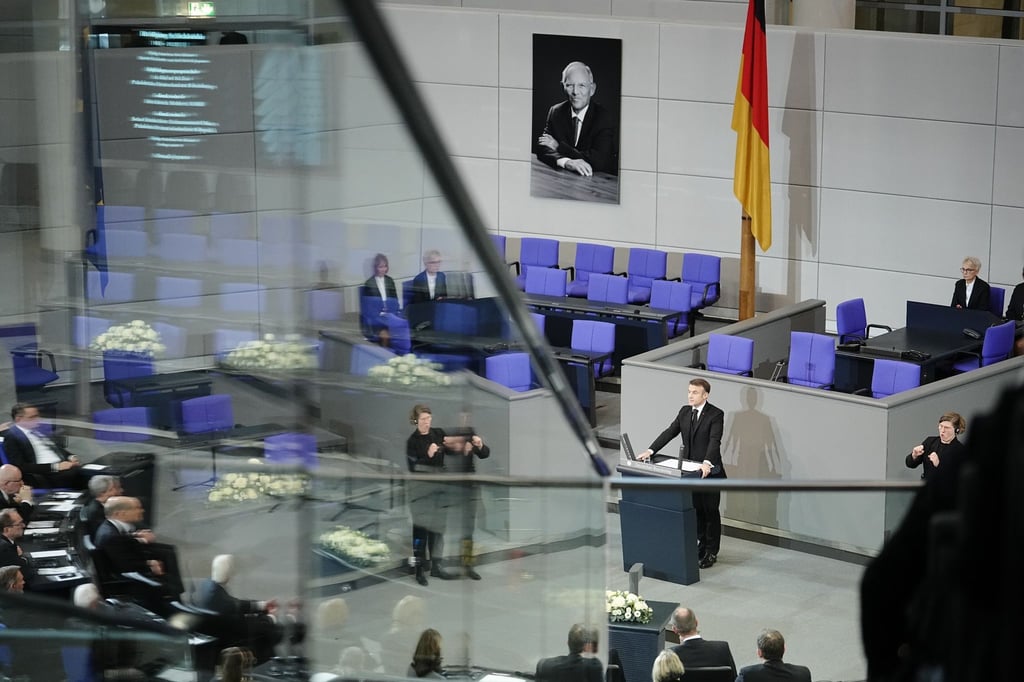 Frankreichs Präsident Emmanuel Macron spricht beim Trauerstaatsakt für Wolfgang Schäuble im Plenarsaal des Bundestags.