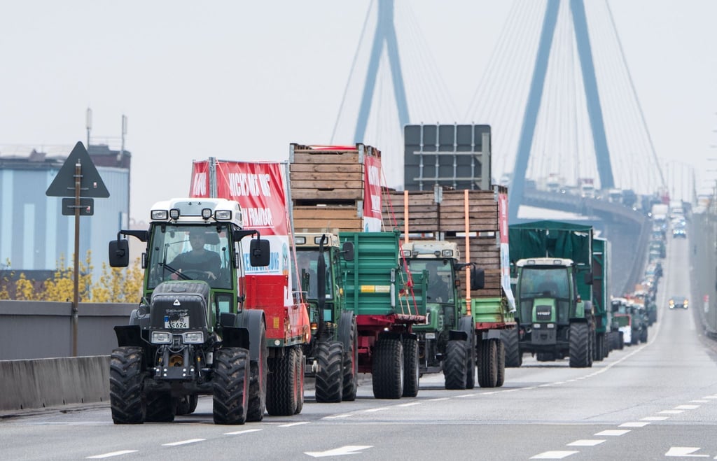 Landwirte fahren mit einem Traktoren-Konvoi während einer Demonstration.