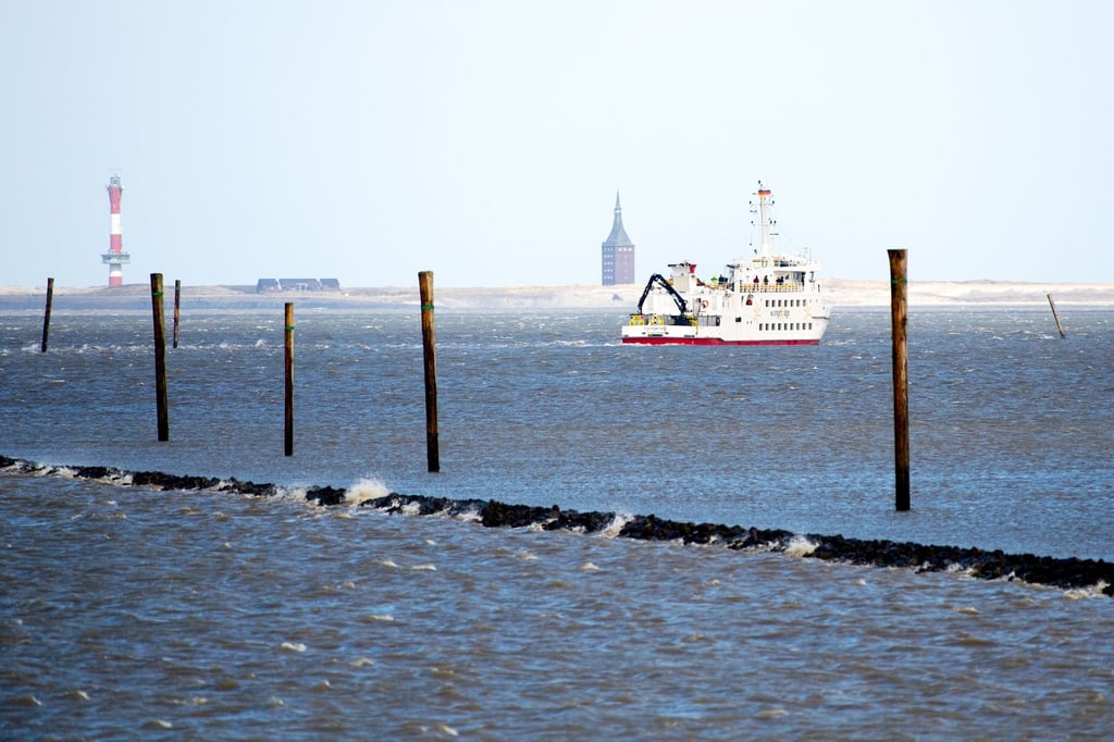 Das Fährschiff „Harlingerland“ ist bei stürmischem Wetter während der Überfahrt nach Wangerooge auf der Nordsee unterwegs.