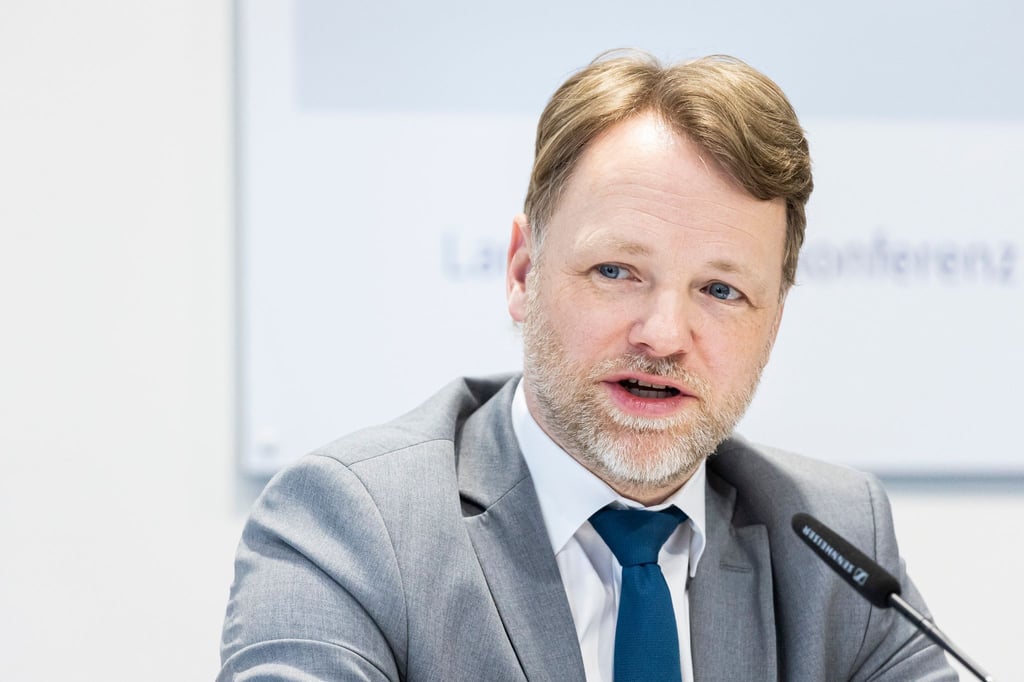 Gerald Heere spricht auf einer Pressekonferenz zu einem Nachtragshaushalt.
