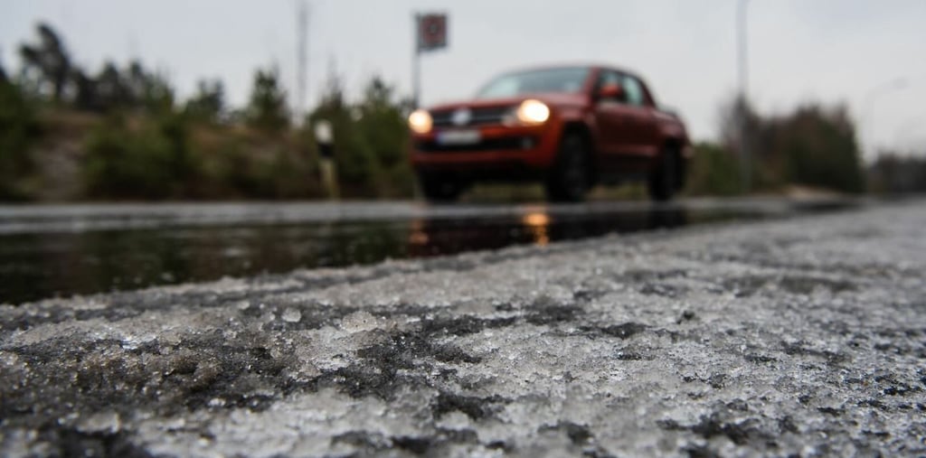 Vier Glätte-Unfälle hat es auf den Straßen im Harz gegeben. Der Grund: Eis und plötzliche Glätte.