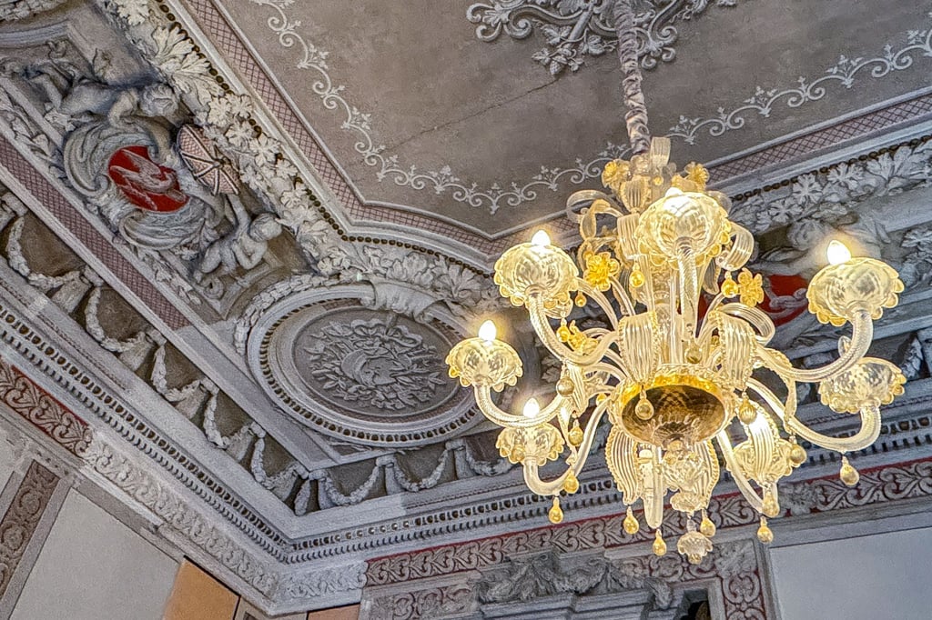 Noch wirkt die Stuckdecke im Gemach von Maria Amalia im Schloss Moritzburg in Zeitz grau und verstaubt. Das soll sich ändern.