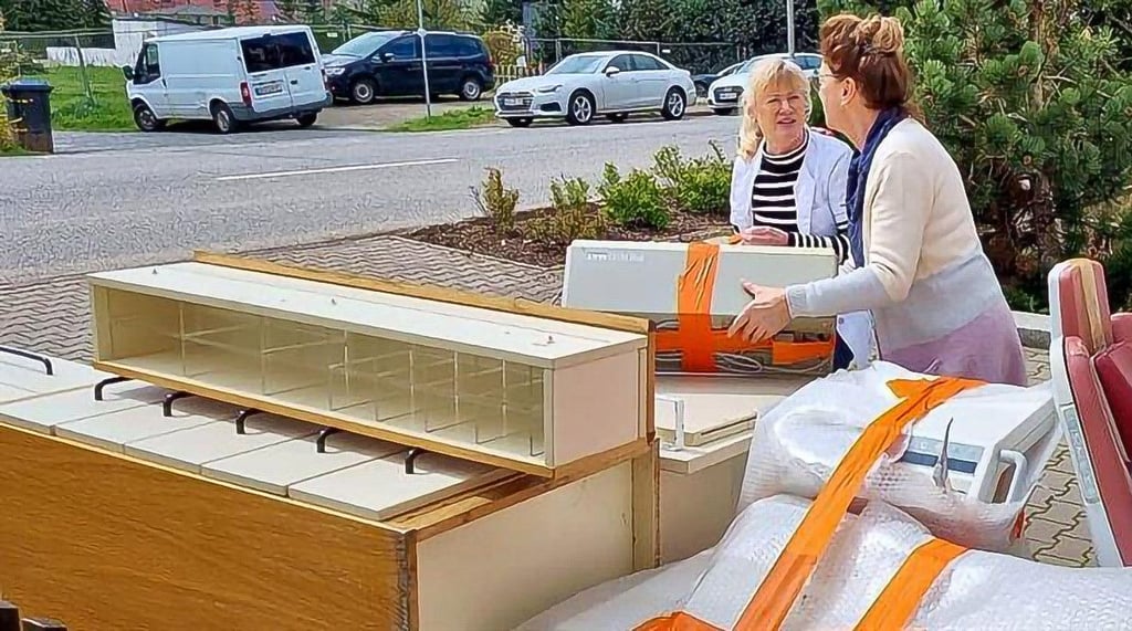 Helfer verpacken zwei Sprechzimmer von Zahnarzt Burkhard Häcker, um sie später rund 1.800 Kilometer in die Ukraine transportieren zu lassen.