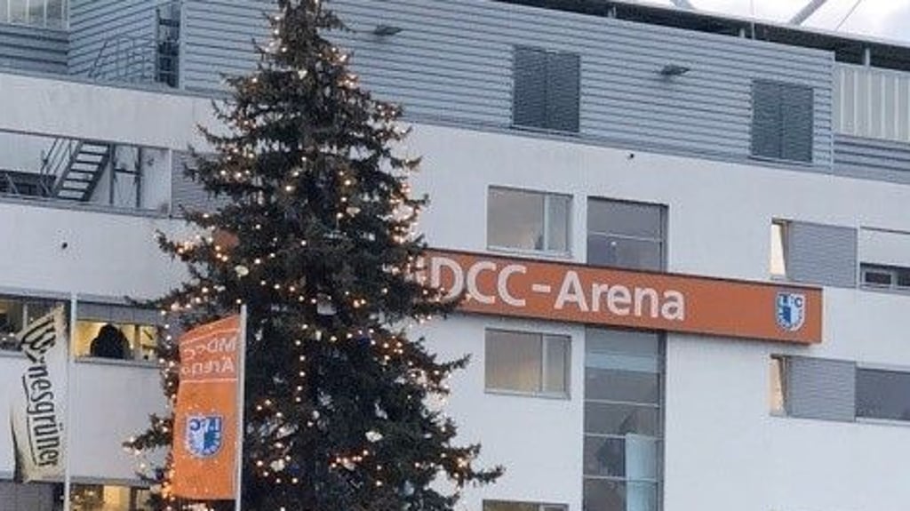 Die Organisatoren des Magdeburger Weihnachtssingens in der MDCC-Arena möchten dem Weihnachtsmarkt auf dem Alten Markt aushelfen. Über Jahre haben sie am Stadion selbst mit einem Riesen-Weihnachtsbaum Erfahrungen gesammelt.