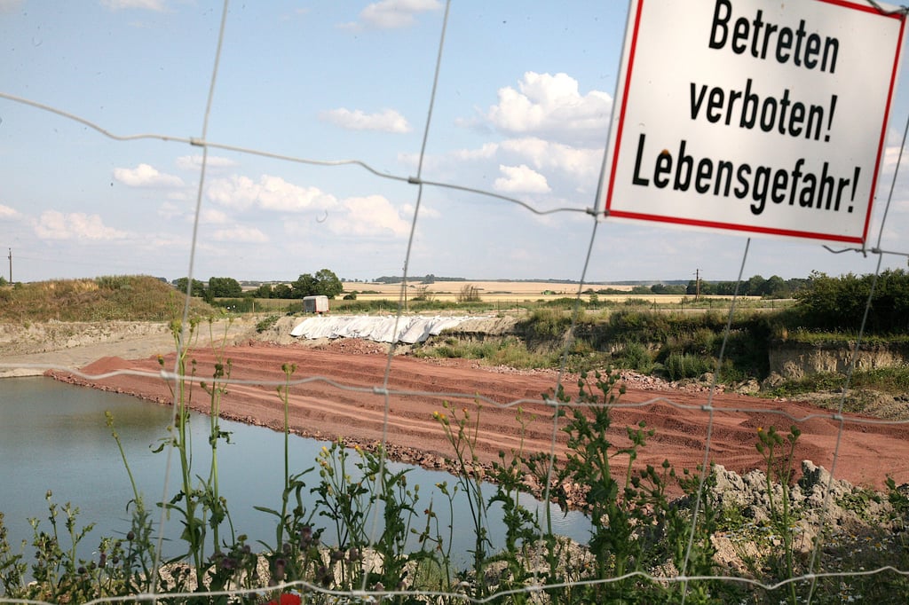 Blick auf das gesperrte Gelände der Tongrube Möckern während der Sanierung.