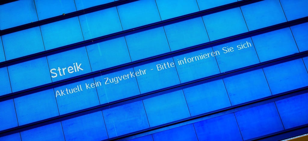 Eine Anzeigentafel an einem Bahnhof weist auf einen Streik hin.