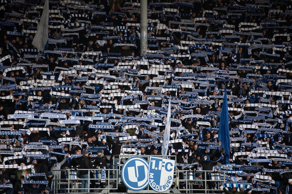 Fans vom 1. FC Magdeburg stehen auf der Tribüne. Wegen Fehlverhaltens muss der Verein eine hohe Geldstrafe zahlen.