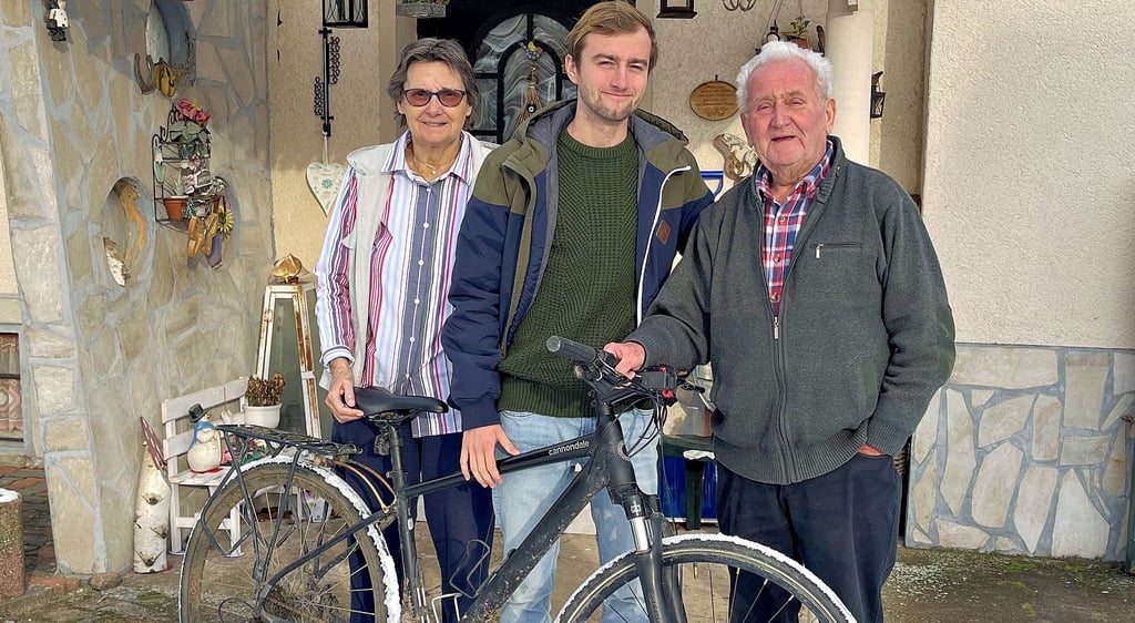 Florian Zersch (Mitte) mit seinen Großeltern Helga und Günter Zersch in Bittkau. Mit dem Rad war er mehr als 40.000 Kilometer weit durch die Welt geradelt und am Ende nach Hause zurückgekehrt.