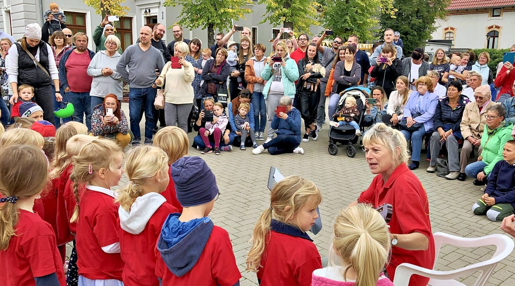 Das Hoffest der Vereine in Gommern lockt ein jedes Jahr unzählige Gäste an, so wie hier 2022 beim Auftritt der Kita Max und Moritz.