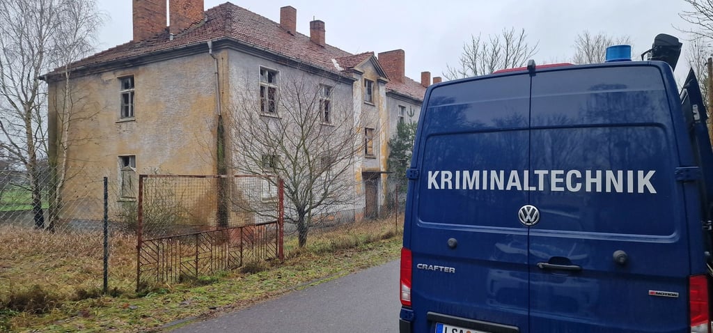 Die neuen Grabungen im Fall Inga bleiben ohne Ergebnis. Ein Fahrzeug der Kriminaltechnik steht neben einem leerstehenden Gebäude einige Kilometer westlich von Stendal.