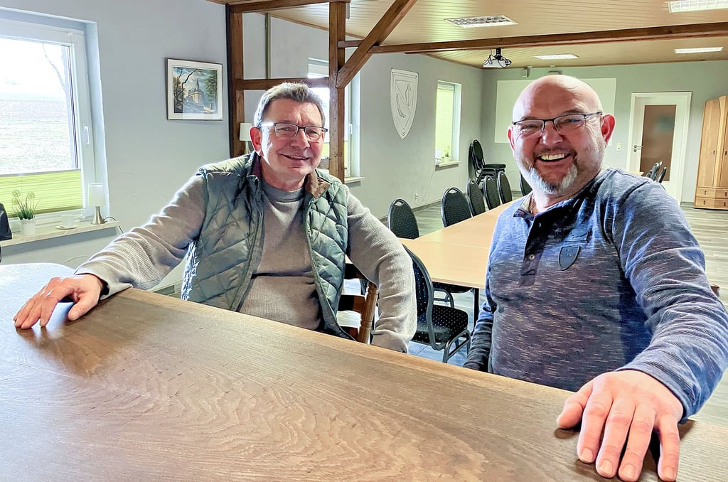 Nach dem Rücktritt von Reimo Bialke (r.) ist Uwe Walther neuer Ortsbürgermeister von Endorf.