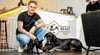 Seit Eröffnung des Tattoo-Studios in Wolmirstedt nimmt Julian Sell Hund Rocky (r.) mit zur Arbeit. Seit Kurzem gesellt sich nun auch Hündin Merle dazu.
