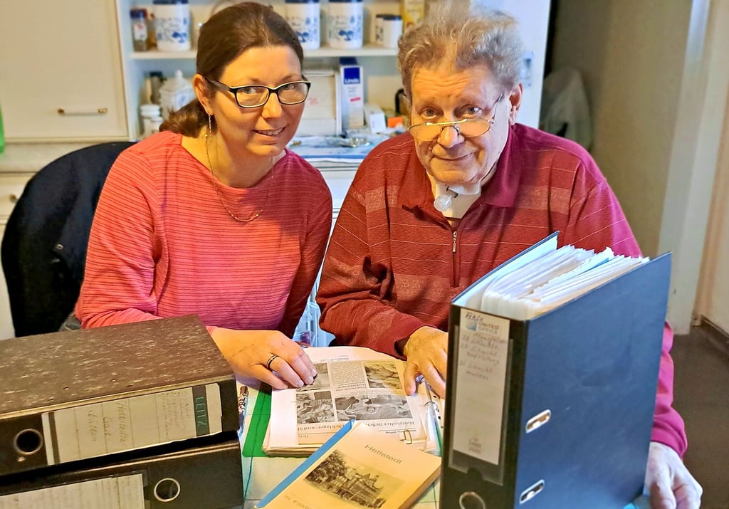 Hettstedts Ortschronist Otto Spieler gibt nach 41 Jahren seine ehrenamtliche Tätigkeit an Dana Zimmer ab.
