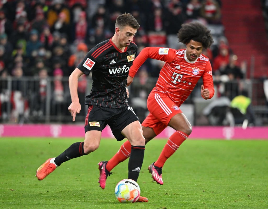Robin Knoche vom 1. FC Union Berlin (l) und Serge Gnabry von Bayern München.