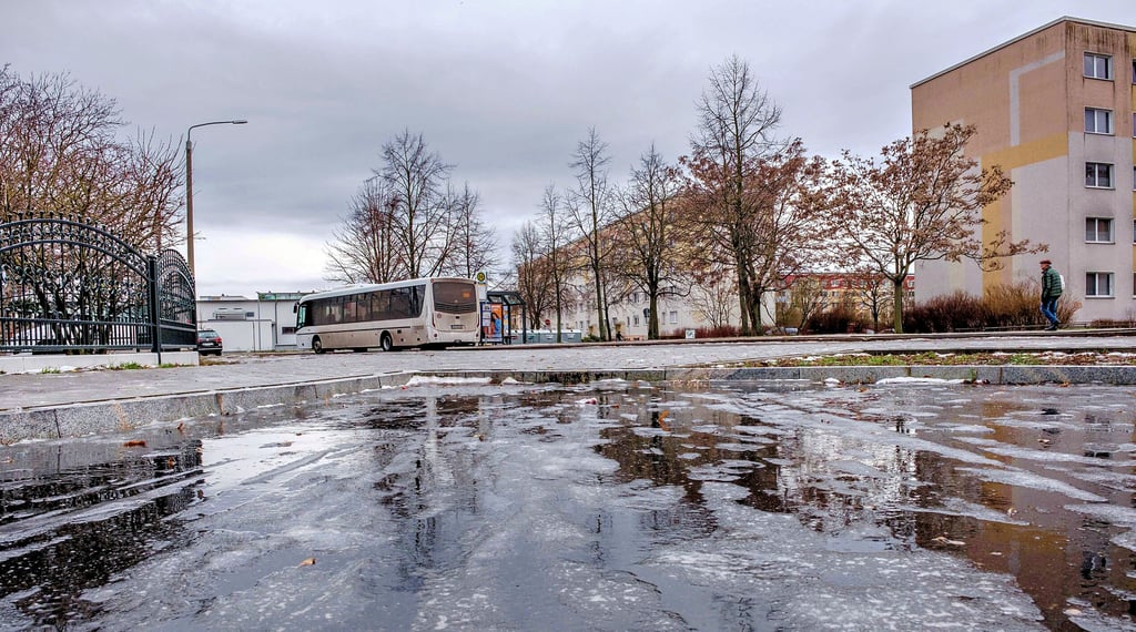 Blick von der Charlottenstraße auf die Straße der Befreiung. Derzeit ist der Bordstein zur Straße der Befreiung hin nicht abgesenkt, es ist ein Umweg nötig.