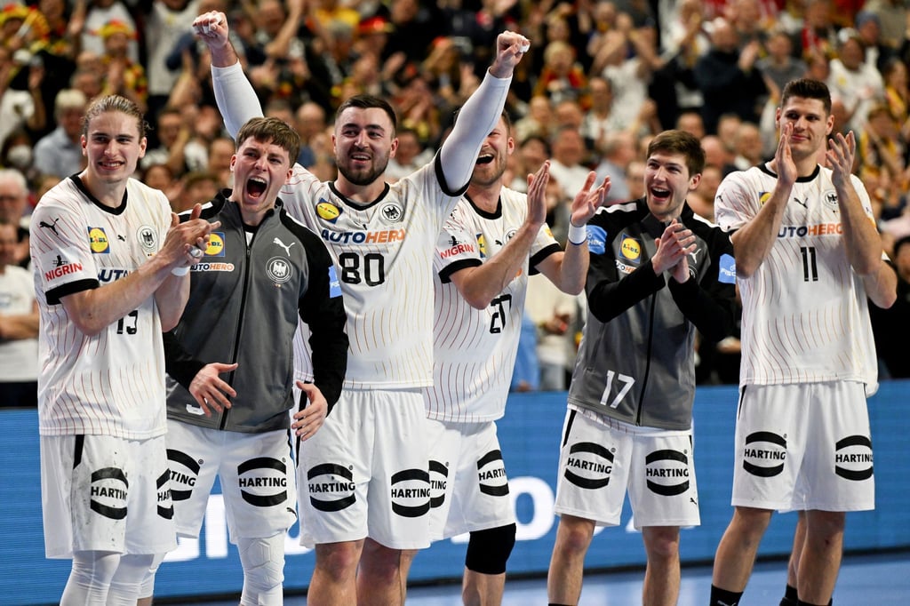 Die DHB-Auswahl steht durch die Niederlagen Österreichs und Ungarns im Halbfinale.