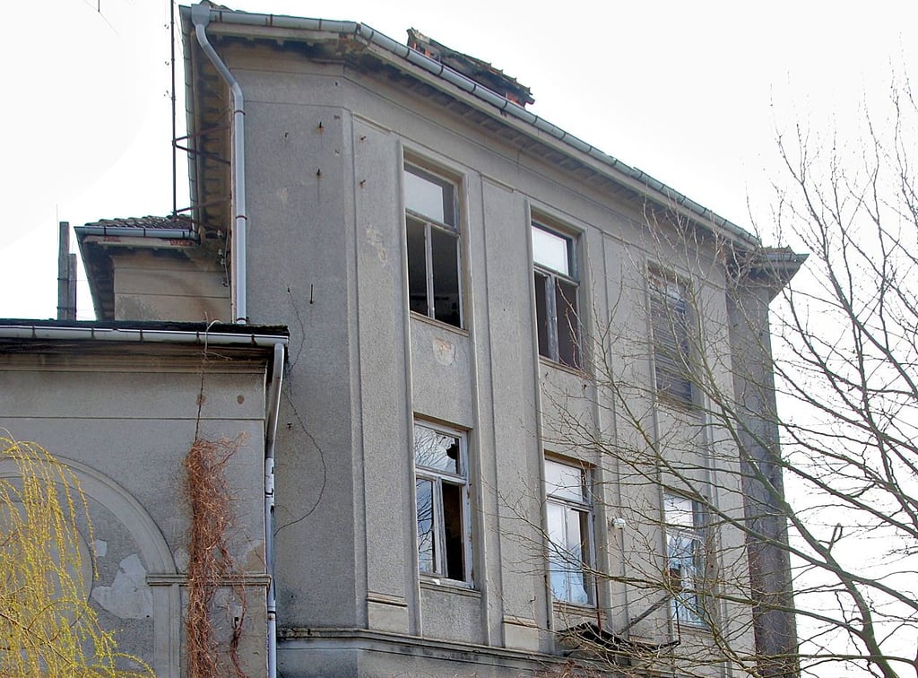 Das ehemalige Beetzendorfer Bahnhofshotel und Kulturhaus steht seit vielen Jahren leer und verfällt.