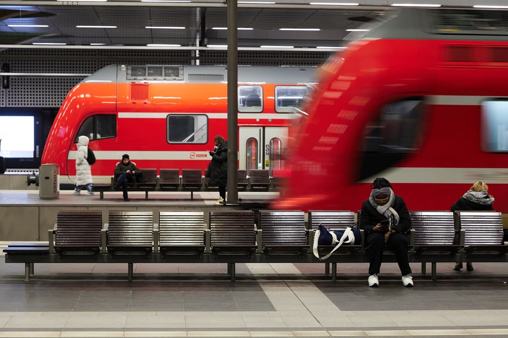 Reisende warten im Hauptbahnhof Berlin auf ihre Züge.