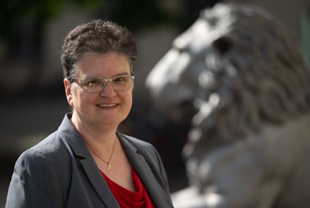 Die Statistikprofessorin Claudia Becker steht nach einer Pressekonferenz der Universität Halle/Saale auf dem Campus.