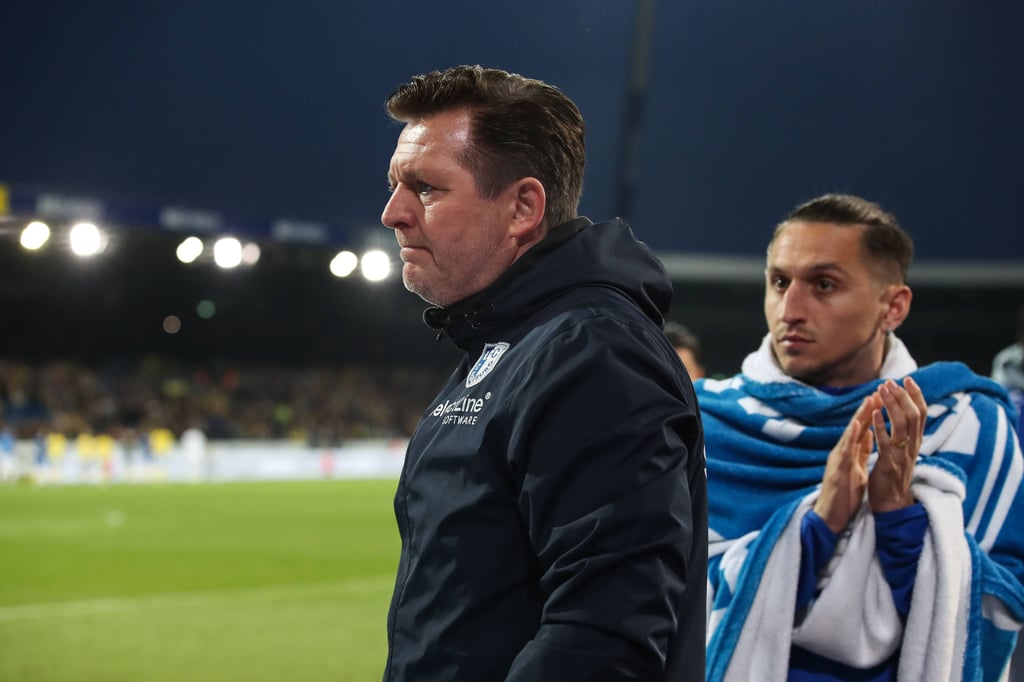 FCM-Cheftrainer Christian Titz nach der Niederlage gegen Eintracht Braunschweig (1:2) im April 2022. Im Hintergrund Baris Atik.