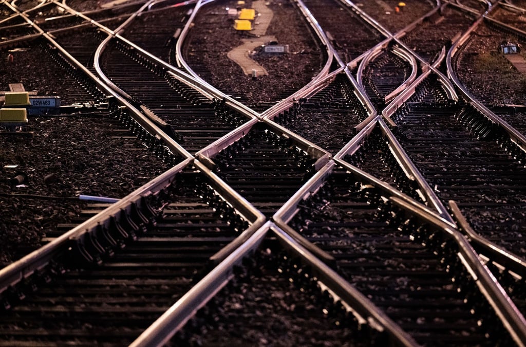 Leere Gleise: Fahrgäste müssen sich in den nächsten Tagen mit erheblichen Einschränkungen im Fern- und Regionalverkehr arrangieren.