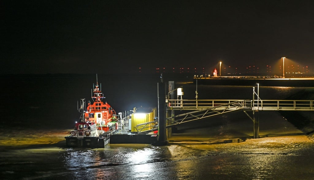 Die Lotsenboote liegen am Anleger im Hafen und warten den Sturm ab.