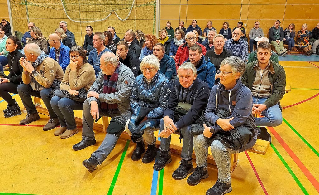 Bei der Vorstellung der Bürgermeisterkandidaten in der Zweifeldhalle in Allstedt mussten wegen des Andrangs zusätzliche Bänke aufgestellt werden.