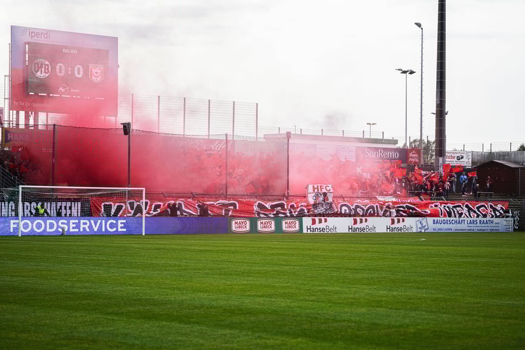 Überfall auf Fangruppe: HFC-Anhänger beim Auswärtsspiel in Lübeck im Herbst 2023. Auf dem Heimweg sollen Halle-Fans eine Gruppe von Fans des FC St. Pauli in Dessau angegriffen haben.